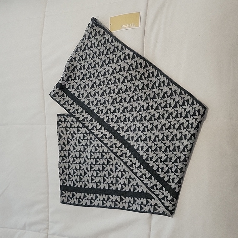 Michael kors infinity scarf, NWT, black and gray